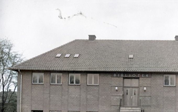  Det nybyggede  Vejen Bibliotek, Museumspladsen, 1940.
Et flot nyt billede af Vejen Bibliotek der blev opført og taget i brug i 1940.
Det var før at Jeppe Aakjær 1866-1930 og Johannes V. Jensen
 1873-1950  blev sat op på hver side af trappen op til biblioteket. Udført af billedhugger Niels Hansen Jacobsen. Portrætbuste udført i 1907.
 Der er mange der i tiden har gået op af trapperne. 
Og til venstre ned i kælderen hvor avisstuen var, og som også blev flittigt brugt. Og til højre i gavlen også nede i kælderen hvor Skolelæge Heugh havde sit domicil sammen med sin kone der var sygeplejerske, Gerda Heugh. Læge Johan Christian  Heuch   1891-1978 og Gerda Vilhelmine Kaae 1892-1982.
Oppe til venstre ved taget er de tre små vinduer hvor vi i min klasse på Bakkely Skole sad et år, imedens Skolen  blev udvidet. Med lærerinde Mary Jacobsen.