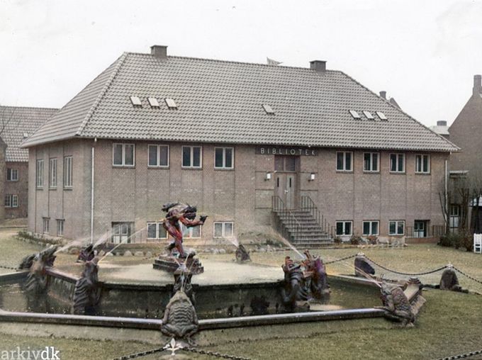 Vejen Bibliotek, Museumspladsen, maj 1940
 Bemærkning. Fra bibliotekar Hans Drewsens samling.
Troldespringvandet er skabt af billedhugger Niels Hansen Jacobsen 1861-1941.  Det blev indviet i 1923.
Det skulle bruges til et kølebassin fra Elværket i Lindegade. Der ses helt til venstre.