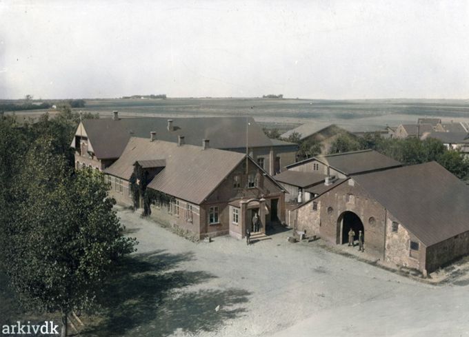 Et dejligt billede af Hansens Hotel, og omgivelserne omkring det. Der var ikke bygget meget i 1880erne ved hotellet.
Vejen Stationskro omkring 1898. Kroen blev i 1894 købt af H. C. Hansen, som kom fra Eskelund Kro ved Brørup.