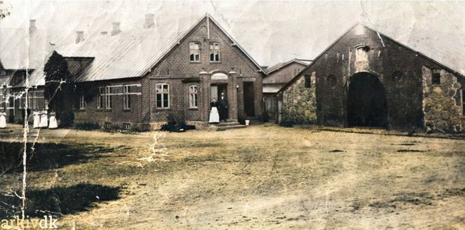 Starten på Hansens Hotel.
Hansens Hotel er omkring 1880, i forbindelse med at Jernbanen kom til Vejen. I forbindelse med at jernbanen blev bygget, startede man året efter bygningen af Hansens Hotel. Jernbanen kom til Vejen i 1874. Strækningen Lunderskov-Esbjerg blev indviet den 3. oktober 1874.
Ja, dengang gik man rundt på den bare jord.