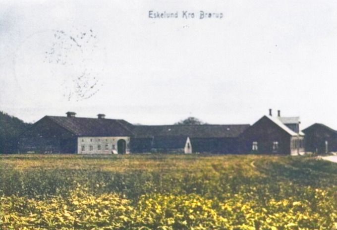 Vejen Stationskro omkring 1898. Kroen blev i 1894 købt af H. C. Hansen, som kom fra Eskelund Kro. Hvor den senere blev omdøbt til Hansens Hotel. Hotelejer H. C. Hansen   1858-1924. 
Eskelund Kro lå ved Brørup.
