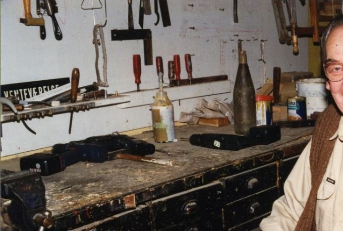 Vejen Lokalarkiv skriver.
De ansatte hos snedkermester Asmus Andersen, der havde værksted i Nørregade 110.
Vejen Hånsværker forening Fra 125 års jubilæet i 1997 Snedkermester Asmus Andersen Nygårdsvej 3 6600 Vejen
Bemærkning. Snedkermester Asmus Andersen startede egen snedkerforretning i 1956 og drev firmaet til 1985, hvor han solgte til sin søn Lars Andersen, men som billedet viser er Asmus stadig aktiv i firmaet og må hver dag på værkstedet for at høvle en pind eller lime en stol. Det er herligt at vore ældre medlemmer bliver ved og stadig er glade for deres håndværk og tak til dig Asmus for dit altid gode humør og dine historier.
Årstal 1997.