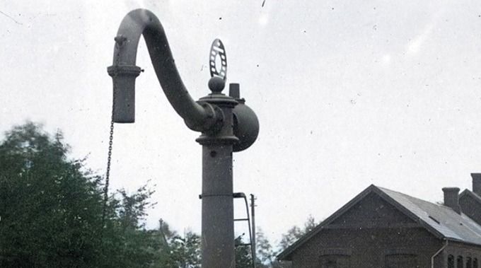 Det er længe siden der er en der har taget dette fotografi af perronsiden af den gamle station fra omkring 1898.
Heldigvis er der taget fotografier som man i dag kan glæde sig over med gamle kameraer.
Den nye stationsbygning som vi kender den i dag er fra 1917.
Heinrich Wenck 1851-1936, har   tegnet 15 Togstationer  der er bygningsfredet.
 Vejen Stations flotte bygning fra 1917 er en af dem.