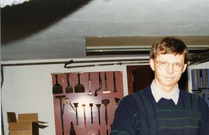 Vejen Håndværkerforening Fra 125 års jubilæet i 1997 Blikkenslagerfirmaet Lander Olsen Vamdrupvej 1 6600 Vejen
Bemærkning. Vejen ældste blikkenslagerforretning i dag drevet og ejet af Søren Lander Olsen som er 4. generation. Udfører alt i blikkenslagerarbejde. Det var Søren som lavede alle lamper til Dronning Margrethe. På billedet ses til venstre Søren Lander Olsen til højre hans mor Helga Lander Olsen som stadig arbejder med i firmaet.
Jytte Tveen Ørum.
Helga Lander Olsen døde juni 2019, vores dejlige ven gennem mange år.