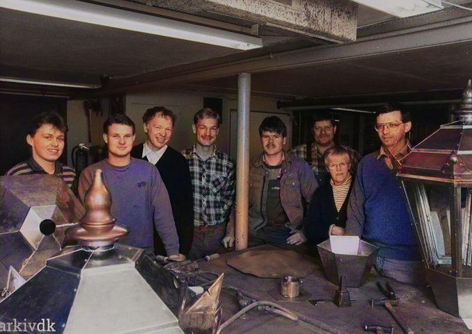  Blikkenslager Lander Olsen A/S Vamdrupvej 1 6600 Vejen Foto af de ansatte, med Søren Lander Olsen og hans mor Helga til højre.
Bertha Kirstine Christiansen.
Lander Olsen, en dejlig familie.
Mange gode minder fra en svunden tid, hvor Helga og jeg tidligt om morgenen red ture sammen. Helga var en meget dygtig rytter.
Freddy Jensen.
Længst til venstre Karsten Horup.
Jytte Haar
Carsten Horup. Flemming Lønne. Eigil. Ole Nicolaisen min kære mand. Lars. Helga og Søren.