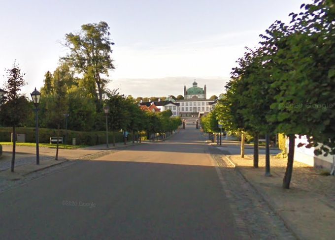  
Fredensborg. Med Sørens Lander Olsen lamper op af Slotsgaden.