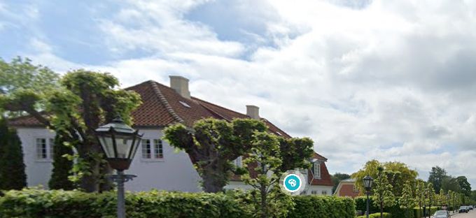 Henrik Skov-Ørum.
Det er en Fredensborg lampe der er lavet som gave til vores Dronning.
Dem der står i Møgeltønder er Ribe lampen.
......
Det er rigtig spændende at se dem i brug. Tak for informationen Henrik.