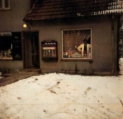 BENT ULSTED OLESEN.
Fandt disse billeder af Katrine Schmidt´s tobakshandel og min fars frisørsalon, på det der i dag hedder Vejenvej 17 i Askov . Som mange andre havde fru Schmidt også en automat udenfor. Lukkeloven dengang var meget streng, så efter klokken 17.30 på hverdage fredag 20.00 lørdag kl.14.00 og søndag lukket, var det ikke muligt at handle. Så kunne man forsyne sig med slik og tobak fra automaterne. Bagerne var de eneste der måtte holde åben om søndagen.
Eli Hage.
Ja der blev jeg klippet da jeg var lille, og et bræt blev lagt over på sædet så man sad lidt højere i stolen.
Holger Hansen.
Eli Hage det husker jeg også, mener frisøren hed Olsen.
Holger Hansen.
kan godt huske Katrine, hun var en flink og hjælpsom ældre dame, hvis man manglede en kasse øl efter lukketid, kunne man forsigtig banke på bagdøren og man blev med et smil ekspederet, vi gav altid drikkepenge for ulejligheden.
Lone Elisabeth Baagøe.
Der var jeg somme tider med min morfar nede at blive klippet da jeg var barn, og på sommerferie.
Bente Schmidt.
Frisør Olsen stod tit ude foran døren i en hvid kittel han boede sammen med sin kone omme på Maltvej.
Bent Ulsted Olesen.
Rita Fredslund-Hansen. Jeg har fået meget slik og chokolade af din farmor, når jeg løb nogle byærinder for hende. Hvad hedder din far??
Rita Fredslund-Hansen.
Bent Ulsted Olesen. min far hed Bent og vi boede i Brørup og ja jeg kan forestille mig at du har fået lidt slik.
Caspar Marquart Hogrebe.
Fint vindfang kan huske butikken fra først 70’erne. Nu bor Astrid jo lige ved siden.
Bent Ulsted Olesen.
Rita Fredslund-Hansen. Jeg er årgang 1945. Jeg var i lære hos købmand Madsen og flyttede i 1966 til Sønderborg, hvor jeg stadig bor. Var i 8 år i Vejen Garden.
Rita Fredslund-Hansen.
Bent Ulsted Olesen. Ok så kan jeg godt forstå at jeg ikke kan huske dig er fra 56 men jeg var tit på ferie og besøg hos min farmor og husker mange af de kunder hun havde og også din mor og far.
Eks. Jørgen Burkal der købte en chokolade bøf da han var inde og handle tobak og da han havde betalt sagde han så at den var til mig.
Caspar Marquart Hogrebe.
Fint vindfang kan huske butikken fra først 70’erne. Nu bor Astrid jo lige ved siden.
Rikke Ilsøe Toft.
Jeg husker tydeligt hendes butik. Vi boede dengang (da jeg var helt lille) på Vejenvej 57. I vores hjem blev hun kun omtalt som 