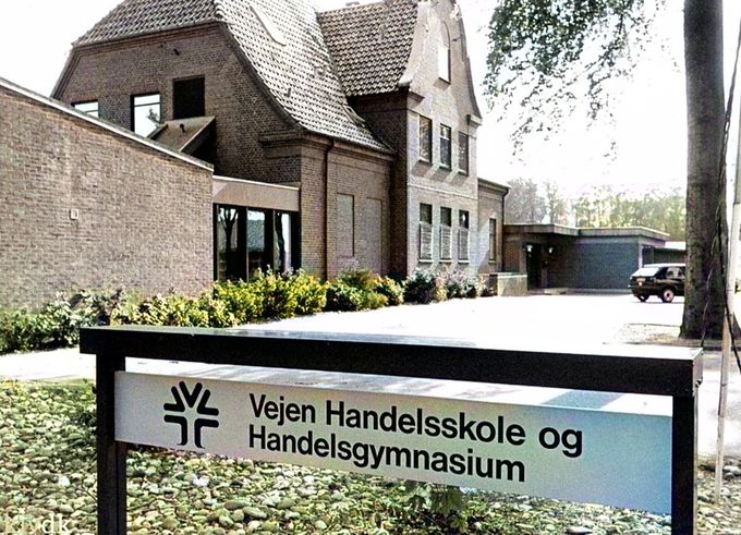  Et dejligt og nyt billede af Handelsskolen. Som jeg har skrevet om flere gange. Hvorfor den skal hedde VBC Vejen Business College er at snobbe op af. Fint skal det være. Om 100 år er alt sikkert på engelsk i Danmark. Jeg gik på Handelsskolen for mange år siden i 1960erne.
Vangen var ejet og beboet af Alfas ejer og direktør Olav Vang Lauridsen der også var ejer af Gården Grønvang. Efter hans død blev Vangen Den 5. maj 1959 til Handelsskole. Hvor det var Laurits Andersen, Byens Hjørne, der fik det iværksat. Det var også Laurits Andersen der startede Vejengarden. Så han har haft en del med Vejens udvikling at gøre.
Da jeg startede på Handelsskolen var vi i frikvarterene ude i Vangens flotte have hvor der var en dam med guldfisk.
I dag er der tale om at man skal bygge en ny Handelsskole oppe ved siden af Gymnasiet.
Hans Brun Hansen.
Stille sagt så var navneskiftet foreslået af eleverne på skolen. Dette forslag var alle ansatte og bestyrelsen enige i, da skolen er både en traditionel handelsskole med EUD og EUX og et Handelsgymnasium med flere linjefags retninger. På tidspunktet for navne skift også en af Ribe Amts største skoler indenfor efteruddannelse af voksne.
Skolen fremstår i dag som en moderne skole med faciliteter der opfylder en moderne skoles krav til et godt sted at lære.
Skolen forventes solgt for at fusionere med Vejen Gymnasium jfr. bestyrelsernes beslutning fornyligt.
Johs Laursen.
Hans Brun Hansen. Ja du har ret Hans, det var eleverne der var med til at få et nyt navn for Handels skolen. Nu er det ikke alene i Vejen men i hele Danmark at det hedder Business College. Et eksempel.
Aarhus Business College (tidligere Århus Købmandsskole) er en handelsskole, som er beliggende i Aarhus. Jeg synes at når man bor i Danmark, skal tingene være på Dansk.
Tonny Fin Olsen.
Jeg er meget enig med dig Johs, alt bliver så amerikaniseret, i dag kan man ikke være lagermand, men det skal være et eller andet skørt man ikke ved hvad det betyder.
Thomas Nielsen.
3 fantastiske år der.
