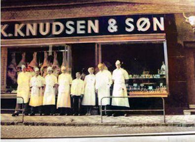 Karl Knudsen.
Her er et par billeder fra min farfars tid - er ikke helt sikker men mener at han startede forretningen omkring 1922.