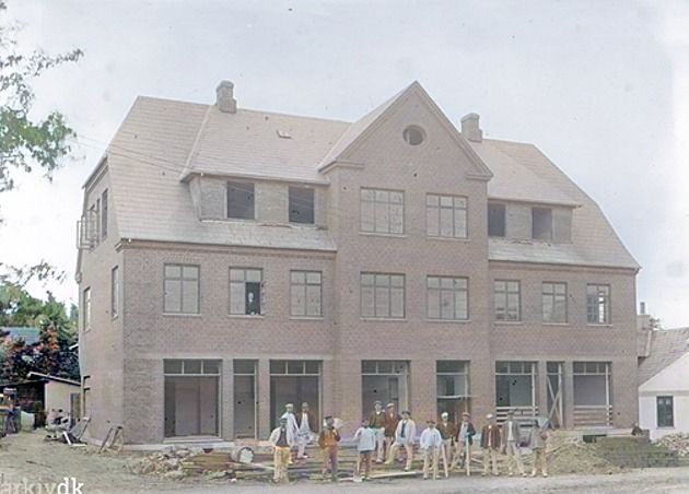 Askov Brugsforening Torvet 8, Askov Fotograferet under opførelse 1915.
Askov Brugsforening blev bygget 1914-1915.
Vejen Brugsforening er også tegnet af arkitekten Niels Ebbesen Grue (1879-1937).
Askov har stadig bibeholdt den flotte bygning.
Vejen gamle Brugsforening blev nedrevet i 1966.
Flemming Juul Mortensen.
ja trist at en by som Askov kan få lov til at beholde sine gamle bygninger men i Vejen må man ikke.