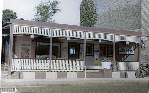 F. Feddersens Isbar. Nørregade 63. 6600 Vejen.
Isbaren lå over for Grunnetsgade, og over for Fotohandler /Fotograf Frode Dall Schmidt. Og til højre for Is butikken lå Cigarhandler P. S. Pedersen butik.