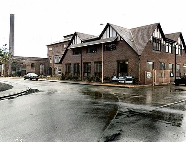 Billede på hjørnet af Jyllandsgade og Vestergade.
Med Alfas Margarinefabrik kontor. Alfa`s oprindelige fabriksbygning er fra 1898.
  Olav Vang Lauridsen efterfulgtes i 1956 af sønnen Johannes Vang Lauridsen  1920-1989.
 Hans kone  Johnny Alfi Vang-Lauridsen, kaldet margarinedronningen,  overtog i 1982 direktørstolen for Alfa, på grund af hendes mands sygdom.