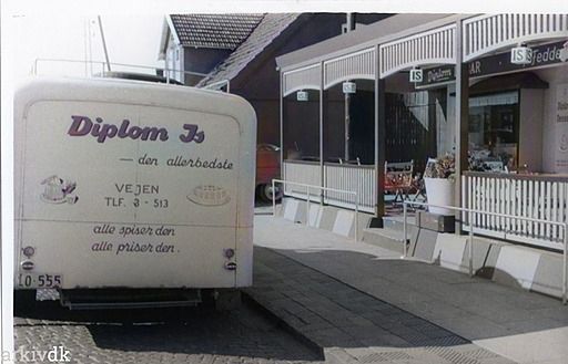 Isbaren Nørregade 65.
J. Feddersens Isbar Nørregade 65 6600 Vejen.
Træhus på grunden i Nørregade 63 var kiosk med servering af is og pølser.
Med Vejen Mejeris is vogn. Vejen Andelsmejeri startede i 1891.… Se mere