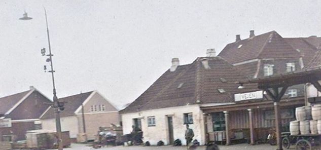 Vejen Banegård. 
 Jeg har fået et nyt billede af Togstationen af Peter Pavia.
Billedet er fra omkring 1955.
Stationen blev åbnet 3. oktober 1874 sammen med strækningen Lunderskov-Esbjerg-Varde.
Bag togstationen er det den gamle Brugsforening på Banegårdspladsen.
Den hvide bygning helt til højre er  blevet til kontor, og hjemsted for centralapparatet på Vejen station.