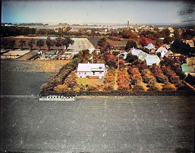 Et ældre billede af Gunnersvej til højre, fra cirka 1953, ud til Askovvej tværs over billedet, med de flotte egetræer op af Askovvej. Og med lidt farve.
Nederst i billede er det Holger Engelbreth Pedersens marker.
Holger Pedersens bror, Tømrer Johs. Engelbret-Petersen, boede med sin kone to huse fra Gunnersvej, Askovvej 17. Huset er  på Askovvej lige over for Fru Holbæk Pedersen Torpsalle 15. som det sidst byggede.
Her på billedet er husene langs Askovvej ikke bygget endnu.
Og over på den anden side af Askovvej er det Grønvangs mark, med den flotte Kastanje alle bag ved. Så var der en mark mere fra Grønvang og Vestergade.
Huset der ligger på hjørnet af Tops Alle og Gunnarsvej var i den tid, i 1950erne et meget specielt sted. Der var en stor flot jernlåge ind til haven der var meget stor. Der havde de bistader, og mine forældre sendte mig mange gange ned til dem for at købe honning.   Huset der ligger på hjørnet af Tops Alle og Gunnarsvej
     Det var   Distriktsjordemoder  Fru Holbæk Pedersen Torpsalle 15, og hendes mand der boede der.
Og her kan man se hvor deres bistader stod, på Holger Pedersens mark. Til gavn for begge parter.