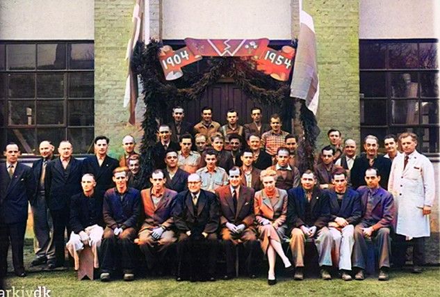 Vejen Arkiv. 
Willadsens Møbelfabrik Gruppebillede af personalet foran møbelfabrikken i jubilæumsåret 1954.
Bemærkning 1 arbejdsmand Skøt 2 Folmer Petersen 3 Ingeman Jørgensen 4 Fabrikant Søren Willadsen 5 J.D. Lawaetz 6 Frk. Jytte Christiansen  7 ?? 8 Jens Andersen 9 Svend Pedersen 10 Peter Willadsen Andersen 11 Theodor Winther 12 ?? 13 Verner Olsen 14 Erik Porsgaard 15 Alfred Christensen 16 Holgersen 17 Johs. Fischer 18 Kr. Langpap 19 Gunnar Engerbrecht Petersen 20 Alfred Jensen 21 Hans Timmermann 22 ?? 23 Karl Bjørndal 24 Elmer Andersen 25 Alfred Jørgensen 26 Holger Blond 27 Karl Børge Møller 28 Aksel Pugh 29 Martin Andersen 30 ?? 31 Henry Rolschau 32 Værkfører Jensen 33 Christian Hansen 34 ?? 35 Holger Petersen 36 ?? 37  Harry Persson.