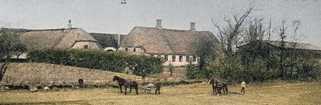 Vejen Arkitekten Niels Ebbesen Grue, blev født på  Lille Dalgaard  i 1879.
Det er utroligt at gården eksisterede allerede i 1798. Lille Dalgård var større en store Dalgård.