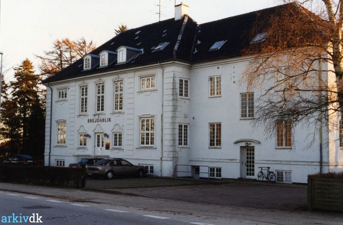 Et nyere billede af Brejdablik
Vejen Håndværkerforening Fra 125 års jubilæet i 1997 Brejdablik Askovvej 6600 Vejen.
Bemærkning Bygningen Brejdablik er en rigtig pæn bygning sat i stand af Orla Toft fra firmaet OTV, som i dag bruger den som hovedsæde. I gamle dage blev den brugt som Børnehjem.
Der står.
I 1969 blev OTV Plast grundlagt af Orla Toft som Orla Toft Værktøjsfabrik med produktion af sprøjtestøbeforme. Senere begyndte virksomheden at sprøjtestøbe plastemner.
I 1978 begyndte OTV Plast at sælge og forarbejde halvfabrikata af plastikprodukter.
OTV PLAST blev i 2003 en del af PRIMO-koncernen, som blev grundlagt i 1959. Primo omsætter for omkring 1 mio. Nordens største producent af plast. Primært ekstruderen af profiler.