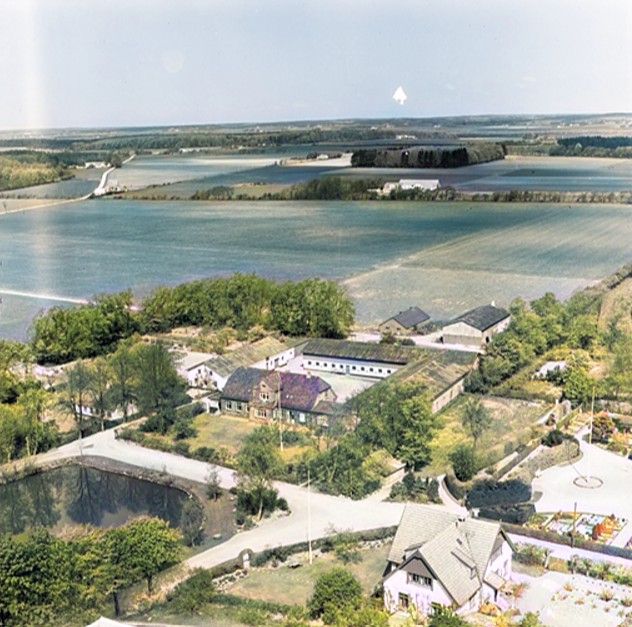 Nørregård ved dammen i Askov.
Nørregaard har ligget på sin plads ved dammen siden middelalderen.
I 1912 tegnede arkitekt Niels Ebbesen Grue stuehuset.
Her er et nyt idyllisk billede af gården og det lille hus ved siden af til venstre.
Caspar Marquart Hogrebe.
Mit andet hjem, mit og min fars arbejdsplads i mange år hos Jørgen og Irene Aamand. Jørgen gik bort sidste år efter en langt liv på 94 år.
Karen Margrethe Mejer.
Caspar Marquart Hogrebe. Stuehuset, på billedet, må være det oprindelige stuehus. Det der er tilbage, af Jørgen Aamand Andersens gård, er stuehuset, og det er bygget med røde mursten. Jeg gik i klasse, med Aamand Andersens yngste datter, Jette!!
