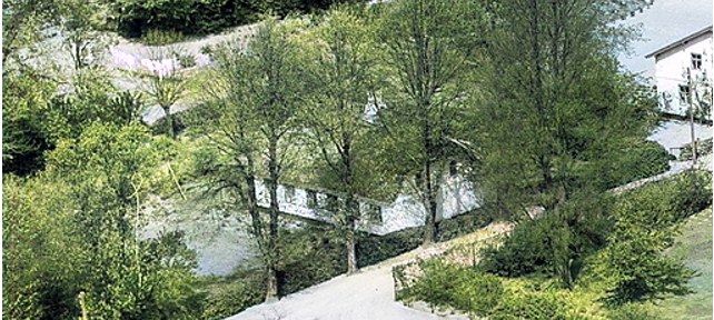 Nørregård ved dammen i Askov.
Karen Margrethe Mejer.
Det er det lille hus, til venstre. Var kalket gult og med stråtag. Ved ikke hvornår, det er blevet revet ned, men huset som er på grunden nu, er et mere moderne hus, hvor ægteparret Aamand Andersen, har boet, en hel del år, efterhånden. Da jeg boede på Egevænget, i 70'erne, var der cykelsti, forbi det lille gule, stråtækte hus, så jeg vil tro, at jeg cyklede forbi huset, på daglig basis.
Der står. Tønnes Ottsen er 1683 fæster af en halvgård, den anden øde.
Han har sønnen Otto Tonnesen og formodentlig også en søn, Marthis Tonnesen, på Askov Nørregård.  I 2013 har Vejen Kommune   købt  Stenninggård.
Dette skaber den overordnede ramme for den fremadrettede udbygning i Vejen. Stenninggård ligger på Øster Skibelundvej.