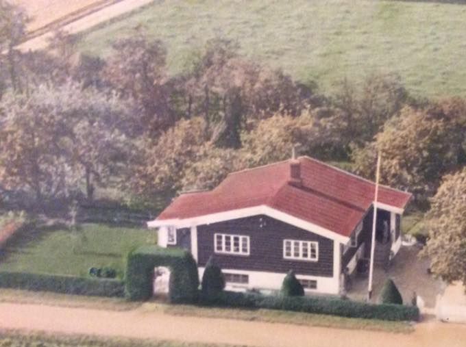 Per Mark
6. juli 2020  · 
Mit barndomshjem på Petersminde Vej i Vejen Skov. Billedet er fra omkring 1943 (vurderet ud fra barnevognen og min ældste søster, som kan anes på billedet).
Huset endte sine dage som en del af en brandøvelse. Det lå, hvor Idrætscentret nu har “hytteby”.