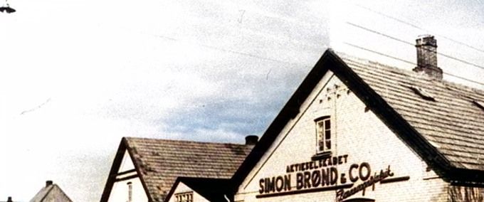 Et flot nyt billede af 
Brønds Barnevognsfabrik Plantagevej 11 6600 Vejen. Med lidt farve.
 A/S Simon Brønd & Co. er grundlagt af Simon Brønd i 1913.
Der står at fabrikken var den største barnevognsfabrik i Danmark på et tidspunkt.
Dybfrostfirmaet Midtjysk Cater Frost A/S 
  overtog i 1984 barnevognsfabrikkens område efter dens ophør.  Direktør Harry Brønd, Fredensgade 6, boede med sin familie på hjørnet af Brøndsvej og Fredensgade.