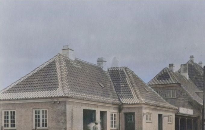 Et lidt utroligt billede, som jeg ikke har set før. Vejen togstation uden jernbaneskinner. Det er jeg lidt forundret over.
Der står.
Der er endnu ikke meget liv på Vejen Station, der blev indviet d. 3. oktober 1874 som station på Lunderskov-Esbjerg-banen og da bestod af tre spor: et hoved spor, et krydsningsspor og et læssesport. Området ved stationsbygningen er her set mod øst. I 1917 blev bygningen erstattet af en ny, der stadig står. Foto fra før 1889.
Danmarks Jernbanemuseum.