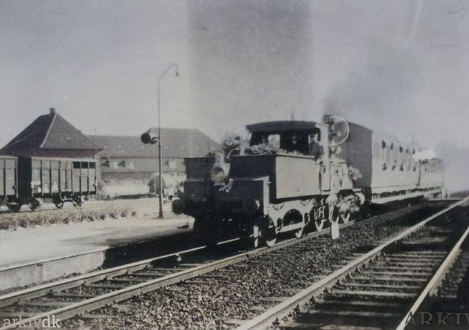 Troldhedebanen (TKVJ) var en privatbane med normalspor, som åbnede 1917.
Privatbanen, TKVJ i daglig tale kaldet Troldhedebanen. Banen havde i forbindelse med Sydjydsk udstilling i Vejen, lejet et DSB damplokomotiv der til lejligheden var malet lyserødt og tilhørende vogne med blomsterkasser på siden, her ses toget på Kolding Banegård inden afgang mod Vejen.
Niels Erik Tulstrup.
Jeg kan huske, at jeg som 3 årig kørte med min far med toget fra Vejen Station till udstillingen. Min mor var på en af standene på udstillingen. Det var den fra Thorsen Møbler i Aarhus, hvor hun havde arbejdet, inden hun og far flyttede til Vejen.