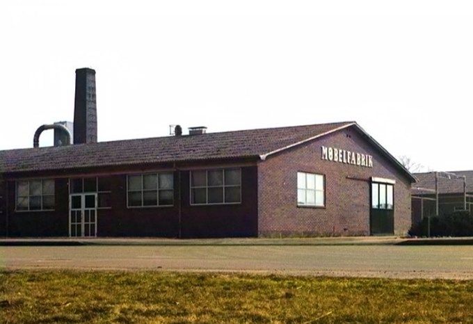 Schou Andersen Møbelfabrik Gestenvej 6600 Vejen.
Med lidt farve.