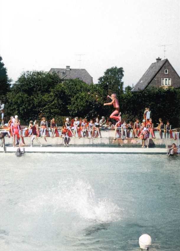 Vejen Friluftsbad anlægges ved Danmarksgade i 1951.  
     I 1981 blev der  lukket og slukket, for Vejen Svømmebad. For mange meget vemodigt, en æra var slut efter 30 år.
Grethe Ørnegaard.
Jeg og mine søskende boede nærmest deromme, da vi var børn.
Jeg havde dog en grim oplevelse et år. Der var mange badende og pludselig opdager jeg, at der ligger en mand med hovedet nedad og spjætter med armene. Jeg svømmer hen til ham og vil hive ham ind til kanten og så får han fat i min badedragt og får hevet mig med ned. Heldigvis var en af mine veninder i nærheden og, tror jeg, hevet os ind, eller også får hun hentet hjælp.
Det viser sig, at manden havde fået et epilepsianfald midt ude i det dybe bassin.
Jeg var sammen med en masse af mine klassekammerater, og de fik heldigvis overbevist mig om, at jeg hurtigt skulle i vandet igen, og jeg er heldigvis ikke vandskræk i dag - tværtimod