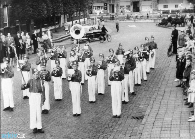 Den allerførste drengegarde  i Vejen.
Her er den fotograferet op til Togstationen ved Banegårdspladsen.
Man kan se at de har Vejen Trolden på deres hatte.
Historien er at ideen om at oprette en drengegarde i Vejen, opstod helt tilbage i 1951. Den første landsudstilling efter krigen  Sydjydsk Udstilling blev afholdt i Vejen.
Manufakturhandler Laurits Andersen fik til opgave at udføre ideen til handling  i 1954, hvor redaktør Arthur Vistisen flyttede til Vejen.
 Laurits Andersen fandt ud af, at Arthur Vistisen havde en fortid som orkesterleder. Som sagt så gjort. Vejen Garden optog første gang nye garder den 30. marts 1954. I alt 25 drenge under ledelse af orkesterleder Arthur Vistisen.