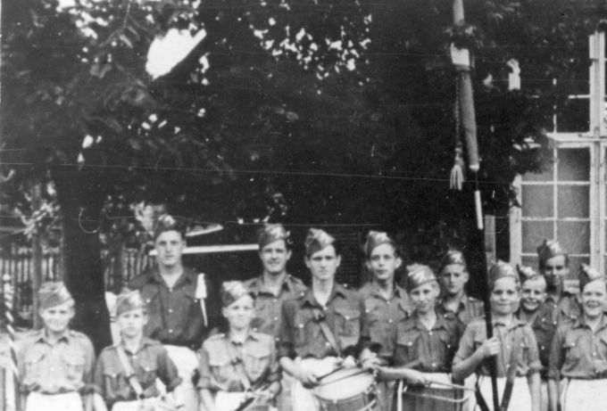 I 1951 startede ideen med Vejen garden. Jeg kan se at det må være det første billede af den. Mon ikke i kender mange af gardens medlemmer. Bag garden er det Hansens Hotel.
Historien er at ideen om at oprette en drengegarde i Vejen, opstod i 1951. Den første landsudstilling efter krigen Sydjydsk Udstilling blev afholdt i Vejen.
Manufakturhandler Laurits Andersen fik til opgave at udføre ideen til handling i 1954, hvor redaktør Arthur Vistisen flyttede til Vejen.
Laurits Andersen fandt ud af, at Arthur Vistisen havde en fortid som orkesterleder. Som sagt så gjort. Vejen Garden optog første gang nye garder den 30. marts 1954. I alt 25 drenge under ledelse af orkesterleder Arthur Vistisen.
Johs Laursen
Troels Busk.
Lige midt i billedet ,bagerst, synes jeg det ligner Troels Busk. Og et vildt gæt, til venstre bagerst kunne det godt være tvillingerne Svend og Johannes Drewsen, sønner af Bibliotekar Hans Drewsen på Askovvej. nr. 2 og 3 bagerst til venstre ?
