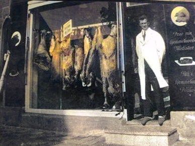 Karl Knudsen.
Godmorgen Johannes dejligt billede - men på det tidspunkt billedet her er taget, var det min farfars slagte butik ( karl Knudsen ) butikken blev udvidet af to omgange, og jeg kan se at dette billede her er taget før den store udvidelse i 1956 og det var først heromkring min far ( hans Anton Knudsen ) kom med som indehaver.