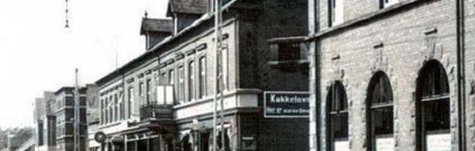 Søndergade med Jyllandsgade op til højre.
Til højre er det Hans Anton Knudsens Slagterbutik som vi handlede meget i da jeg gik byærinder for min mor. Gad vide hvad der er i automaten ved butikken. Her er det en lille butik som hurtig blev udvidet til en større. Den er her endnu som vaskeri. Når jeg ser den i dag tænker jeg altid på slagterbutikken.
Og på hjørnet op af Jyllandsgade er det Vejen sparekasse. Og
Søndergade 10 med P. Lauridsen Kolonial, Isenkram og Foderstofforretning på det ene hjørne op af Jyllandsgade. Peder Lauridsen var halv broder til Johannes Lauridsen.
Han startede i 1891 en købmandsforretning i Vejen Som blev overtaget af K.E Haagensen som vi handlede meget hos.
Vejen Sparekasse på det andet hjørne i nr. 8 1957.
Sine Junkuhn skriver.
Jydsk Trikotage startede på hjørnet af Søndergade og Strædet inden det blev flyttet til hjørnet af Søndergade og Jyllandsgade. Både min mor og moster har været i lære der. Strædet er en forholdsvis ny gade op mod Allegade.
Sparekassedirektør Henry Lautrup og Slagter Knudsen i nr. 6.
For opførelsen i 1909 af huset i Søndergade 8 stod arkitekt Niels Ebbesen Grue. Siden blev Vejen Sparekasse bygget om af Hans og Inger Kiilerich der havde jysk Tricotage 1967 - 1996.
Til venstre kan man se Sydjydsk trikotage, Søndergade 18, Vejen i 1944.
Karl Knudsen.
Godmorgen Johannes dejligt billede - men på det tidspunkt billedet her er taget, var det min farfars slagte butik ( karl Knudsen ) butikken blev udvidet af to omgange, og jeg kan se at dette billede her er taget før den store udvidelse i 1956 og det var først heromkring min far ( Hans Anton Knudsen ) kom med som indehaver.
Johs Laursen.
Karl Knudsen. Godmorgen Karl. Hvorfor viste jeg ikke det. Jeg troede at det var din far der startede butikken. Det var da en nyhed. Det må have før min tid i 1946.