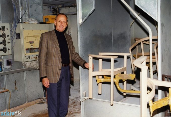 Vejen Håndværkerforening Fra 125 års jubilæet i 1997. Poul Schou Andersens Møbelfabrik Gestenvej 22 6600 Vejen.
Bemærkning. Schou Andersens Møbelfabrik viser direktør Ulrik kontrollere stole inden de skal til lakering. Fabrikken er en af de store møbelfabrikker her i kommunen den ejes i dag af 3. generation Poul Schou Andersen.
Gjert Fensman.
Så må det være 5 generation nu.
