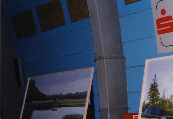 Vejen Håndværkerforening Fra 125 års jubilæet i 1997 Udstiling af J. D. Flansmoses malerier i Vejen hallen.
Det er dog utroligt.
Jeg anede ikke at Jens  Flansmose også var kunstmaler. Jeg troede at han lavede kunst i jern. Men kan se er der er mange malerier fra
Vejen, af huse man kender. Jeg synes lige dette billede af Brejdablik på Askovvej skal med. Så vidt jeg kan se er det ret store  ens lærreder han har brugt. 
Det er sjovt at Flansmose har gået målrettet efter bygningerne i Vejen, som han har malet mange af. Det viste jeg ikke.
Gad vide hvor alle de flotte billeder er i dag.
