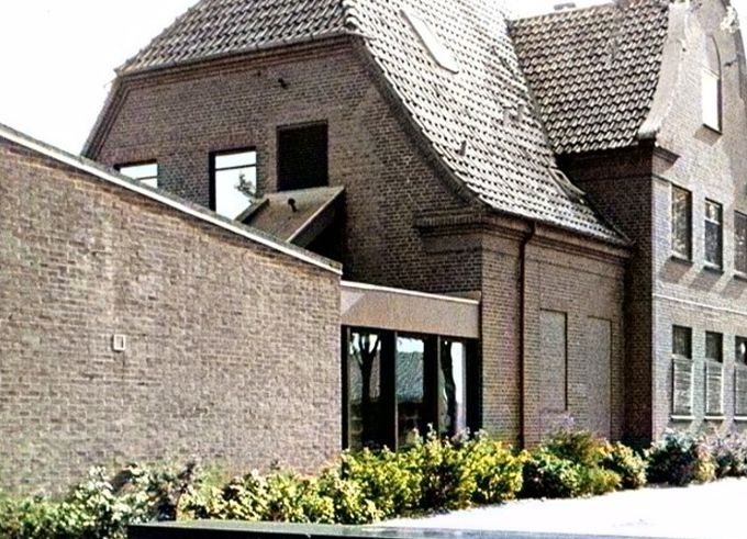 Et dejligt og nyt billede af Handelsskolen. Som jeg har skrevet om flere gange. Hvorfor den skal hedde VBC Vejen Business College er at snobbe op af. Fint skal det være. Om 100 år er alt sikkert på engelsk i Danmark. Jeg gik på Handelsskolen for mange år siden i 1960erne.
Vangen var ejet og beboet af Alfas ejer og direktør Olav Vang Lauridsen der også var ejer af Gården Grønvang. Efter hans død blev Vangen Den 5. maj 1959 til Handelsskole. Hvor det var Laurits Andersen, Byens Hjørne, der fik det iværksat. Det var også Laurits Andersen der startede Vejengarden. Så han har haft en del med Vejens udvikling at gøre.
Da jeg startede på Handelsskolen var vi i frikvarterene ude i Vangens flotte have hvor der var en dam med guldfisk.
I dag er der tale om at man skal bygge en ny Handelsskole oppe ved siden af Gymnasiet.
Hans Brun Hansen.
Stille sagt så var navneskiftet foreslået af eleverne på skolen. Dette forslag var alle ansatte og bestyrelsen enige i, da skolen er både en traditionel handelsskole med EUD og EUX og et Handelsgymnasium med flere linjefags retninger. På tidspunktet for navne skift også en af Ribe Amts største skoler indenfor efteruddannelse af voksne.
Skolen fremstår i dag som en moderne skole med faciliteter der opfylder en moderne skoles krav til et godt sted at lære.
Skolen forventes solgt for at fusionere med Vejen Gymnasium jfr. bestyrelsernes beslutning fornyligt.
Johs Laursen.
Hans Brun Hansen. Ja du har ret Hans, det var eleverne der var med til at få et nyt navn for Handels skolen. Nu er det ikke alene i Vejen men i hele Danmark at det hedder Business College. Et eksempel.
Aarhus Business College (tidligere Århus Købmandsskole) er en handelsskole, som er beliggende i Aarhus. Jeg synes at når man bor i Danmark, skal tingene være på Dansk.
Tonny Fin Olsen.
Jeg er meget enig med dig Johs, alt bliver så amerikaniseret, i dag kan man ikke være lagermand, men det skal være et eller andet skørt man ikke ved hvad det betyder.
Thomas Nielsen.
3 fantastiske år der.