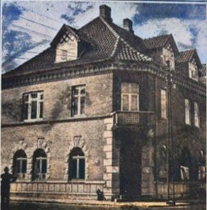 Vejen Sparekasse. Søndergade og Jyllandsgade.
EJNER THYGESEN.
Det kostede 18860,19 kr. at opføre sparekassens nye bygning og et billede som der så ud i lokalet i 1909.