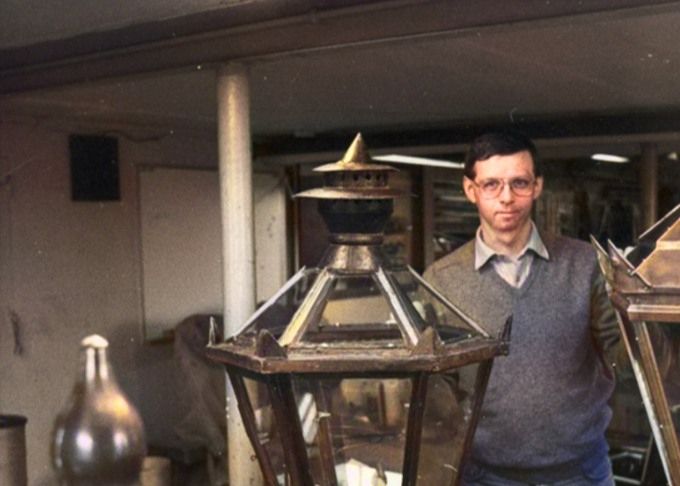 Blikkenslager Søren Lander Olsen A/S Vamdrupvej 1, 6600 Vejen.
Det er nogle utrolige store flotte lamper de har lavet på Vamdrupvej.
Det er sikkert specielle steder de kommer op og stå. Måske i København.
Jeg læser at det er en gave til Dronning Margrethe.
Gjert Fensman.
Skulle de ikke til Møgeltønder til slottet der nede?
Ulla Hübertz Madsen.
Der har vi jo en gammel klassekammerat.
Hanne Persson.
Ja Ulla Søren har vi gået i klasse med hele folkeskolen.
Peter Pavia.
Dog har I ikke gået i 10. klasse med ham, det har jeg.
Hanne Persson.
Peter Pavia nej jeg sprang 10 klasse over og kom i lære hos Laurits Andersen byens hjørne men har hørt at i havde et fantastisk år i 10 klasse.
Ulla Hübertz Madsen.
Peter Pavia Nej, jeg sprang også fra. Kom i lære som kontorassistent hos Brønds barnevognsfabrik.
Henrik Skov-Ørum.
Det er en Fredensborg lampe der er lavet som gave til vores Dronning.
Dem der står i Møgeltønder er Ribe lampen.