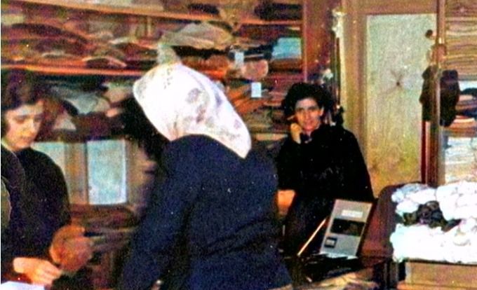 Jeg kan huske da jeg startede som lille i Søndergade, Jydsk Trikotage.
Den lå ved siden af Tatol.
Butikslokalet i Jydsk Trikotage, Søndergade 18, Vejen, 1944-1951. På fotografiet ses fra venstre mod højre: Esther Andersen Gerda Christiansen, ukendt.
Periode 1944 - 1951.
Ja, og jeg er født i 1946.