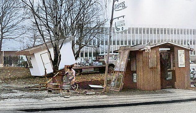  Slutningen på Oves pølsevogn og Kioskejer Peder Pedersen træhus, hvor de måtte flytte mange gange da man ryddede meget af Nørregade.
Peder Pedersen havde også en rund kiosk pavillon på Rådhuspladsen, på den tid.
Susanne Juel-Winther.
Jeg mener kiosken lå der en del år, som jeg husker det kaldte vi ham Blad-Pedersen, og som jeg husker det flyttede kiosken om på Nørregade og blev også her raget ned og endte den ikke i en rund rød bod på Rådhuspladsen inden Pedersen gik på pension ......?
Johs Laursen.
Susanne Juel-Winther. Ja du har ret Susanne. Han var en af dem der blev revet rundt i manegen af Vejen kommune. Der var totalt ligeglade med butikkerne der skulle rives ned.
Hanne Mette Thisgaard.
Sørgelig historie.