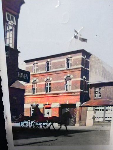 Andreas Nielsen.
Søndergade 18 1928. 2sal, var mine bedsteforældres. Her samlede de   DsUs ungdom, og derfor fik huset navnet. « den røde central»-
.......
Johs Laursen.
Andreas Nielsen. Tusinde tak for billedet Andreas. Jeg er født i nummer 18 i 1946. Vi boede til leje for neden og Margrethe og Dres Thomsen boede for oven. Siden havde de  hele huset.
Vi kunne se lige over til palmerne i Palmehaven.
Dengang var indgangen til nummer 18 uden udbygningen.
Det er det ældste billede jeg har set af Søndergade 18.
Bagved havde de en flot udestue.
Andreas Thomsen 1938 Søndergade nr. 18.
Til venstre ligger huset der blev til Jydsk Trickotage og til højre for det boede Margrethe og Dres Thomsen, hvor mine forældre boede i 1945 og 1946. Og ved siden af var det cykelhandler Martin Sommerlund.