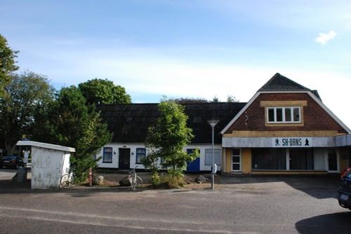 Svend P's Musik butik havde beboelse ved den gamle Byskole ved Fr.d.VII´s gade nr. 2.
Hvor der senere kom Vejen Billard, inden bygningen blev revet ned.
Fr.d.VII´s gade 2 og 2A Vejen Skole Ismejeri - Mælkeudsalg, privat beboelse Svend P. Musik, Vejen Billard.