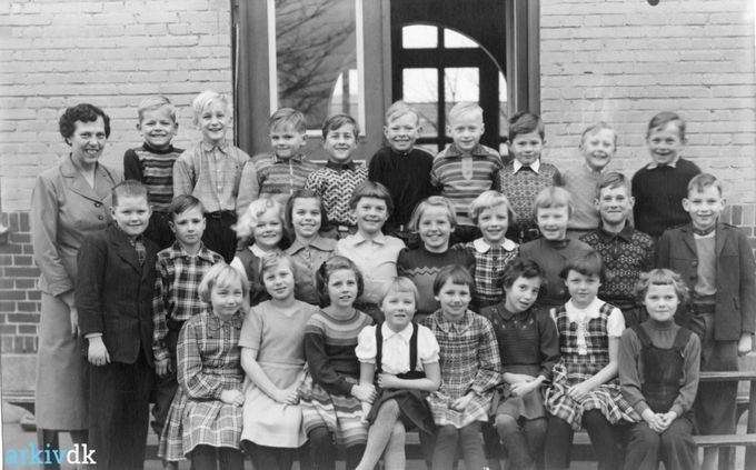 Vejen Arkiv.
Eva Hedegaard.
Fotografiet er indleveret af Helga Ravn. Personerne på fotografiet jvf. nummereret skitse: nr. 1: Helga Ravn nr. 2: Leif Petersen, Violvej nr. 3: Preben Lauersen, Baungårdsvej nr. 4: Bente Schmidt nr. 5: Laurits nr. 6: Erling , Gestenvej nr. 7: Flemming Thomsen, Asbovej nr. 8: Bjarne Petersen, Vester alle nr. 9: Tage Blom, Borgergade nr. 10: Hans Chr. , Violvej nr. 11: Lars Peter , Gestenvej nr. 12: Lasse Kolmer Olsen, Nørregade nr. 13: Else Petersen, Gestenvej nr. 14: Gunna Holmgård, Violvej nr. 15: Birthe Kærgård, Gestenvej nr. 16: Jytte Holgersen, Vester alle nr. 17: Jonna Larsen, Vester alle 86 nr. 18: Bente Jensen, Skolegade 25 nr. 19: John Rasmussen, Violvej nr. 20: Bente Ovesen, Lærkevej nr. 21: Grethe Lauersen, Violvej nr. 22: Yrsa Ølholm, Frd. VII's gade nr. 23: Rita Gabelgård Nielsen, Vester Alle nr. 24: Jytte Petersen, Nørregade nr. 25: Anne Lise Frandsen, Nørregade nr. 26: Kirsten Thussen Lynggård, Frd. VII's gade nr. 27: Karen Margrethe Klockmann, Øster alle nr. 28: Conny Michelsen, Borgergade.