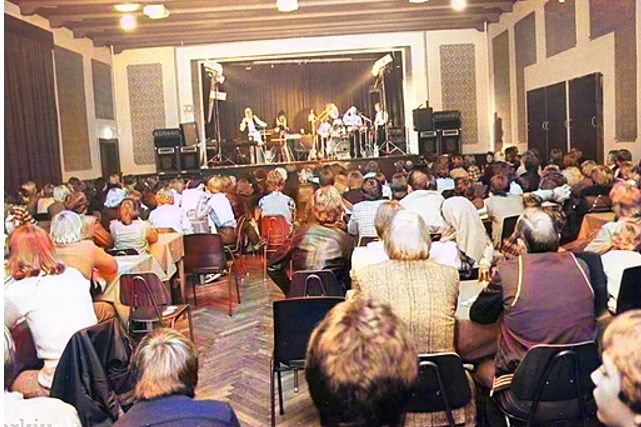 Svend P's Musik-show i Vejen.
Svend P. Musik Fr. D. VII`s Gade 2 Vejen i 1978.
Fotograf  Frode Dall Schmidt, Vejen  
Det er ikke hver dag jeg finder et billede inde fra Teater og Dansesalen på Hansens hotel. Men her er et som er let genkendelig.
Til højre er det de to døre ind til Hansens hotel spisesal.
Og teatersenen som har haft alt muligt tænkeligt lige fra starten..
Og til venstre er det døren op  til teaterets omklædnings rum. Og hvor man kunne gå ud til Banegårdspladsen.
Lige fra 1880 med Dilettant forestilling  og dans i Teatersalen hvor Hansens hotel hed Vejen kro, til H. C. Hansen overtog kroen i 1893.
Hansens Hotel som den ser ud i dag blev ombygget i 1904.
I 1988 nedrives en del af hotellet til fordel for butikker og klublejligheder. Jeg har aldrig forstået  hvorfor man ikke bibeholdte Teatersalen, hvor der altid var gang i noget, så i 1990 var det forbi. 
Butikker og klublejligheder blev også droppet ret hurtigt. Ja der var fart på i slutningen af  1990erne så man ikke nåede at se Vejen som en helhed, og det kan stadig ses på Vejen, der aldrig bliver det samme  som i 1946. Nu mangler man bare at omdøbe Vejen til Ny Vejen.
