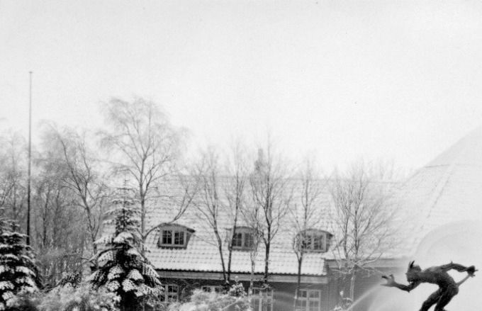 Et meget smukt billede af Trolden på Museumspladsen ved vintertide.
Turist i Hovedstaden.
I 1926 blev Trolden i København sat ved Glyptoteket ud mod Tietgensgade. Den fik siden plads i anlægget bag museet, hvor den endnu står.
Niels Hansen Jacobsens Troldespringvandet, blev indviet den 13. juli 1923 i Vejen.
Forårsudstilling 1897.
Der findes tre kopier af Niels Hansen Jacobsens skulptur ”En trold, der vejrer kristenkød” rundt om i landet. Skulpturen stod oprindeligt foran Jesuskirken i Valby, men blev i 1921 flyttet til haven bag Glyptoteket i København, og i 1923 blev en kopi af skulpturen en del af Troldespringvandet foran kunstmuseet i Vejen. Siden 2002 har en tredje kopi af trolden atter været på plads foran Jesuskirken.
Jeg havde dog troet at det var den ægte vare Vejen havde, og det var København der havde kopien.
I 1923 blev der opstillet en kopi foran Kunstmuseet i Vejen som en del af Troldespringvandet. Det er i øvrigt denne kopi, som kaldes Trold, der lugter menneskekød, i Weilbachs Leksikon.
Flemming Juul Mortensen.
det er da unfair at Vejen ikke har den ægte trold da NHJ dog kom fra Vejen gjorte han ikke Johs Laursen.
Johs Laursen
Flemming Juul Mortensen. Ja det er mærkeligt at den originale trold ikke blev lavet i Vejen, men i København og opstillet på Museumspladsen Flemming, da det jo var en bestillingsopgave fra Vejen El Værk og Vejen kommune. Ja Niels Hansen Jacobsen kom fra Vejen.