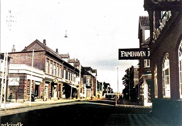Søndergade i Vejen omkring 1944, set syd mod nord.
Palmehaven.
Til højre starter Palmehaven, der startede med meget store palmer i lokalet, ved Restauratør Niels J. J. Varming.
Til venstre for Palmehaven er det Fredensgade og på den anden side er det Jensen og Petersens tøjbutik. Så er der Frede Slot El Installatør Søndergade 7.
Den store bygning er Posthuset.
Til venstre ved cykelforretningen Martin Sommerlund, som jeg fik min første brugte cykel hos   boede vi hos Margrethe og Andreas Thomsen og datteren   Gudrun Lange da jeg blev født på Brørup Sygehus i 1946. 
 Så kommer Isenkræmmer Henry Andersen som vi handlede meget ved. Siden var det  Schmidt's Isenkram i Søndergade 10. Og længere ned mod Jyllandsgade Juel Pedersen,  Konfektion Kjoler Sengeudstyr.
På hjørnet af  Søndergade og Jyllandsgade var det Karl  Erik Haagensen, som i mange år var vores Købmand.
På den anden side af Jyllandsgade var det den flotte Sparekasse hvor Sparekassedirektør Henry Lautrup, var i mange år,  og til sidst Slagter Knudsen der var vores slagter i mange år.