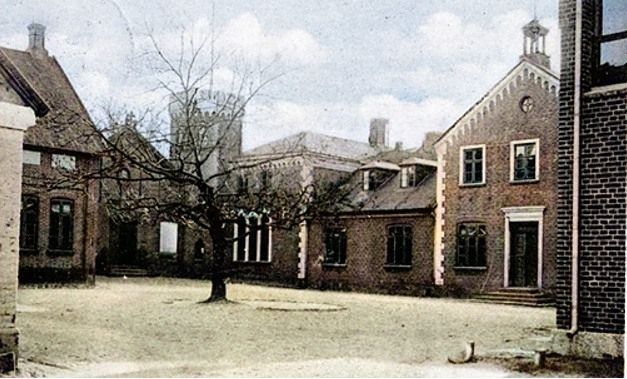 Et nyt farvet billede af Askov Højskole.
Postkort omkring 1908.
Første højskoleforstander for Askov Højskole var Ludvig Schrøder  1836-1908.
Her er et spændende link med foto og tekst fra Billed Bladet.
 http://www.vejenminiby.dk/.../1957_apr_maj_bb_askov...
1957 var en god tid rent bygningsmæssig både i Vejen og i Askov.
Desværre skete der alt for meget  fra 1960erne og 1970erne.
Op til 2022 er det ligeså, Arkitekterne alene vide...