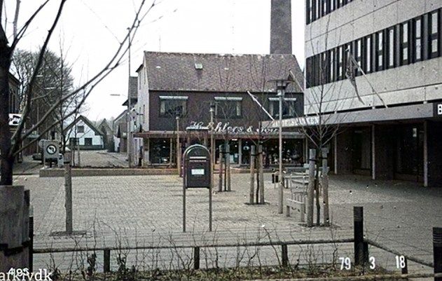 Et nyt billede fra Nørregade. 
Rådhuspladsen/Lindegade. I baggrunden ses H. Ehlers forretning.
H. Ehlers & Søn, El installatør, overtog forretningen på hjørnet af Lindegade og Nørregade i 1914. Og i 1979 var forretningen der også hvor jeg købte en radio derinde som jeg har endnu.
Som udviklingen skred fremad kunne man efterhånden få flere El redskaber til sit hjem. Melitta kaffemaskiner, køleskabe og vaskemaskiner.
Billedet er taget efter nedrivningen af Jernbanegade og Nørregade. 
Det ny Rådhus i Vejen var under opførelse i 1969. Det stod færdig i marts 1970. Senere blev det nedrevet og et nyt blev bygget.
Handelsbanken ligger på hjørnet til højre ved  Nørregade.